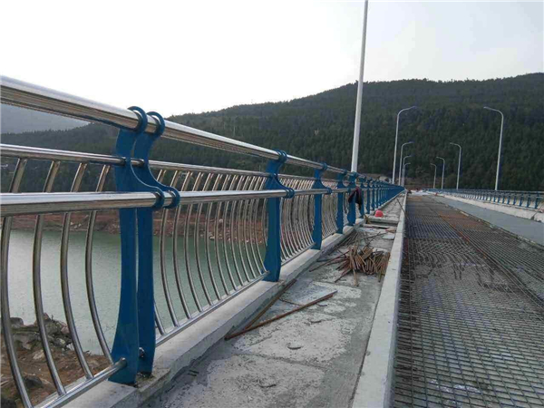 阜阳不锈钢桥梁护栏的特点及其在桥梁安全中的重要作用