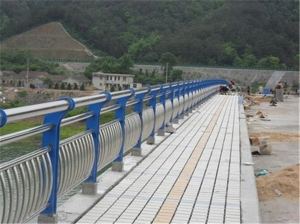 阜阳不锈钢桥梁护栏的特性及其在现代建筑中的应用